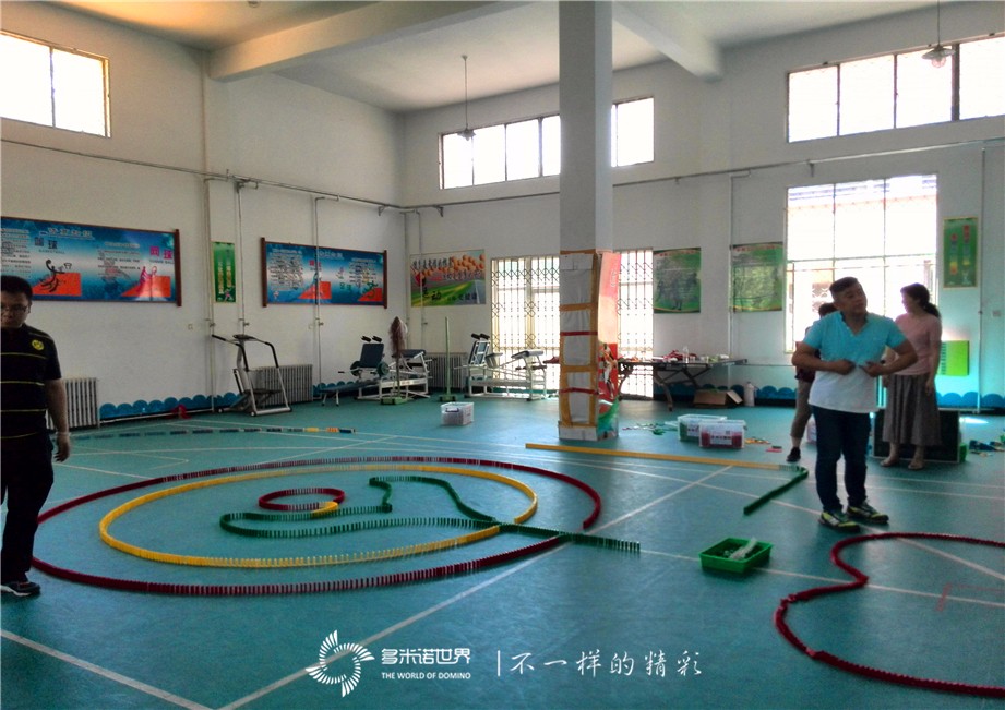 師生同擺多米諾，快快樂樂迎“六一”